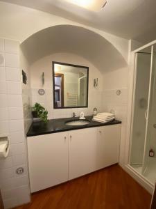 热那亚LE MURA的一间带水槽和镜子的浴室