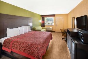 图珀洛图珀洛戴斯酒店的配有一张床和一台平面电视的酒店客房
