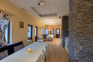 SkrinoКъща за гости Пилигрим的厨房和带石墙的客厅