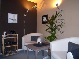 Krattigen胡森纳B&B酒店的带沙发、桌子和植物的客厅