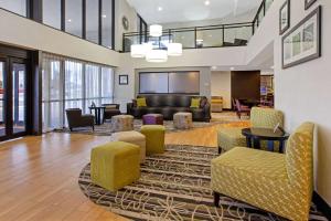 罗缪勒斯La Quinta Inn & Suites by Wyndham Detroit Metro Airport的带沙发和椅子的大堂以及客厅。