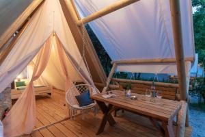 波雷奇Eco glamping- FKK Nudist Camping Solaris的帐篷配有木桌和长凳