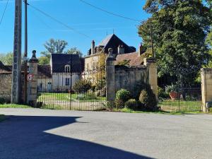 La MarcheChambre d'hôtes "Au bord de Loire"的一座带门和栅栏的老房子