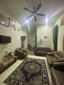 CukaiRK ASIANA HOMESTAY, KEMAMAN的客厅配有吊扇和地毯。