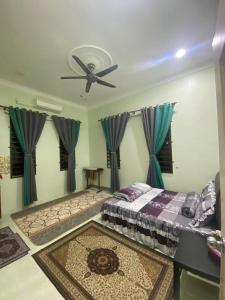 CukaiRK ASIANA HOMESTAY, KEMAMAN的一间卧室配有一张床和吊扇
