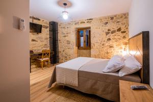 RianjoCasa Rural Laxido的一间卧室配有一张石墙床
