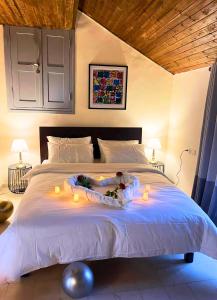 拉马拉Farah Locanda的一间卧室配有一张带蜡烛的床。