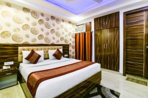 新德里Hotel Pearl - Mahipalpur Delhi Airport的一间卧室,卧室内配有一张大床
