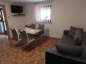 斯祖贝莱克Apartmány Orava - Zuberec的客厅配有沙发和桌椅
