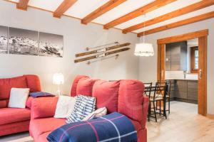维耶拉Riu Nere by SeaMount Rentals的一间带两张红色沙发的客厅和一间厨房