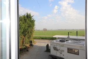 Nieuwland格伦蒂尔野营酒店的停泊在田野旁的车道上的路由器
