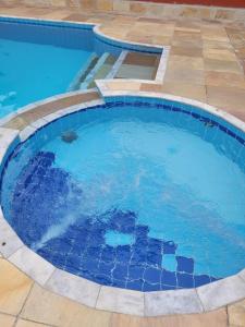 朱奎Apto Duplex com Mezanino的庭院里的一个蓝色海水大型游泳池