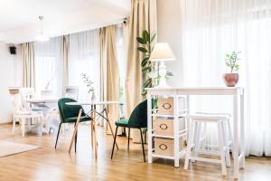 布拉索夫Villa V的客厅配有白色桌子和绿色椅子