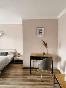 捷尔诺波尔Апартаменти в центрі Тернополя的一间卧室配有一张桌子和一张床