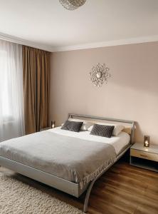 捷尔诺波尔Апартаменти в центрі Тернополя的一间卧室配有一张带吊灯的床。