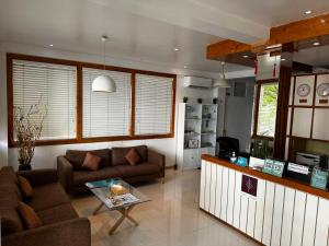 胡鲁马累PINE LODGE MALDIVES的客厅配有沙发和桌子