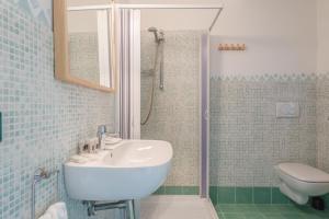 巴哈撒丁岛伊亚比安卡公寓酒店的一间带水槽和淋浴的浴室