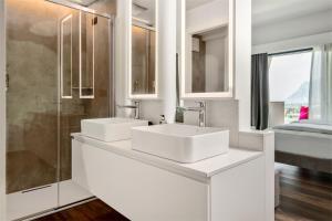 阿科ARCOLIVE Agrisuite的白色浴室设有2个水槽和窗户