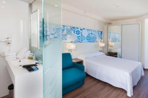 贝尼多姆贝尼多姆港口温泉酒店的酒店客房,配有一张床和一张蓝色椅子