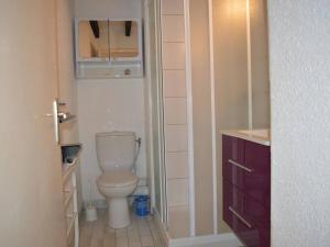 圣普里安海滩Appartement Saint-Cyprien, 2 pièces, 4 personnes - FR-1-225D-169的一间带卫生间和水槽的小浴室