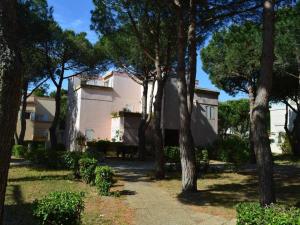 滨海阿热莱斯Appartement T2 avec Terrasse, Proche Plage - Argelès-sur-Mer - FR-1-225-78的前面有树木的白色房子