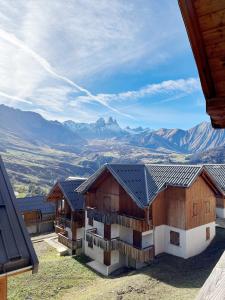艾尔比蒙通VVF Résidence Albiez-Montrond Maurienne的享有高山房屋的空中景致