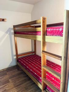 艾尔比蒙通VVF Résidence Albiez-Montrond Maurienne的双层床间 - 带两张双层床