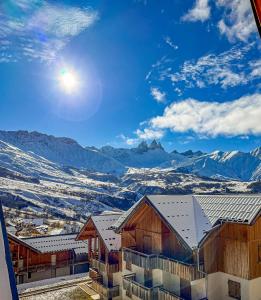 艾尔比蒙通VVF Résidence Albiez-Montrond Maurienne的享有白雪 ⁇ 的山谷和建筑的景色