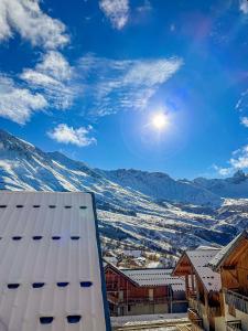 艾尔比蒙通VVF Résidence Albiez-Montrond Maurienne的从大楼内可以欣赏到雪山的景色