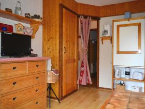 大博尔南Appartement Le Grand-Bornand, 1 pièce, 4 personnes - FR-1-241-66的一间带梳妆台和电视的客厅