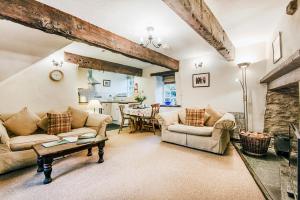 彭布罗克郡Clydey Cottages Pembrokeshire的客厅配有两张沙发和一张桌子