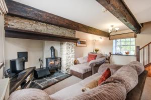 彭布罗克郡Clydey Cottages Pembrokeshire的客厅设有两张沙发和一个壁炉