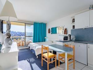 比亚里茨Studio Biarritz, 1 pièce, 2 personnes - FR-1-3-410的厨房以及带1张床和1张桌子的卧室