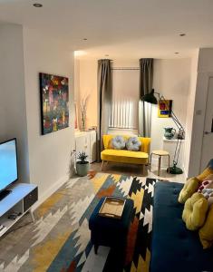 贝尔法斯特Stay-K-Belfast Cosy house 10 mins from city centre的带沙发和电视的客厅