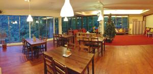 乌来乌来汤馆温泉会馆的餐厅设有木桌和椅子,并拥有圣诞树
