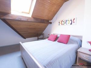圣拉里苏朗Appartement Vielle-Aure, 4 pièces, 8 personnes - FR-1-296-133的卧室配有白色床和2个粉红色枕头