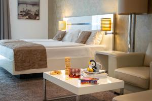 德累斯顿INNSiDE by Meliá Dresden的酒店客房配有一张床和一张茶几