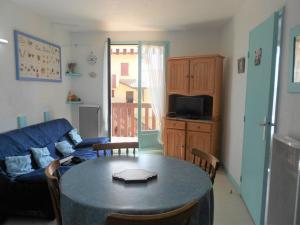 布科·莱斯白老城Appartement Vieux-Boucau-les-Bains, 2 pièces, 5 personnes - FR-1-379-24的客厅配有桌子和蓝色沙发