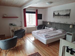 哈格福什Geijersholms Herrgård的一间卧室配有床、椅子和窗户