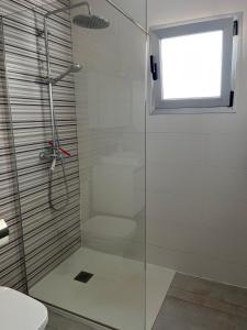 蒂亚斯Los Gracioseras 2 Bed Apt no 218 - AC, WIFI, UK TV的带淋浴的浴室和玻璃门