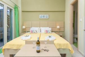 拉卡Niki Studio Ena的一间卧室配有一张床和一瓶葡萄酒