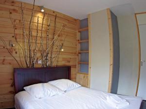 瓦尔莫雷尔Appartement Valmorel, 3 pièces, 4 personnes - FR-1-291-821的一间卧室配有一张木墙床