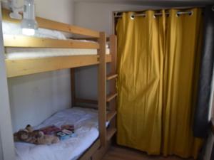 蒙热内夫尔Appartement Montgenèvre, 2 pièces, 4 personnes - FR-1-266-131的一间卧室配有两张双层床和黄色窗帘