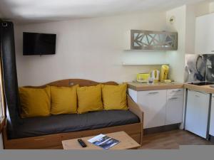 蒙热内夫尔Appartement Montgenèvre, 2 pièces, 4 personnes - FR-1-266-131的客厅配有带黄色枕头的沙发
