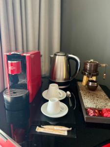 吉隆坡The RED的一张桌子,上面有咖啡壶和杯子