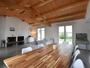 莱斯波特斯Maison Les Portes-en-Ré, 4 pièces, 6 personnes - FR-1-434-59的一个带木桌和椅子的大客厅