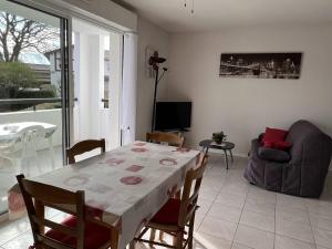 康博莱班Appartement Cambo-les-Bains, 2 pièces, 2 personnes - FR-1-495-30的客厅配有桌子和沙发