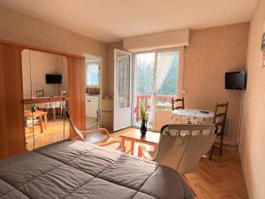 康博莱班Appartement Cambo-les-Bains, 1 pièce, 2 personnes - FR-1-495-31的一间卧室设有一张床和一间用餐室