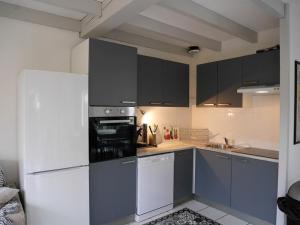 卡布勒通Villa Capbreton, 3 pièces, 4 personnes - FR-1-413-79的厨房配有白色冰箱和灰色橱柜。