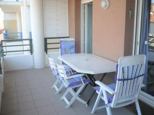布科·莱斯白老城Appartement Vieux-Boucau-les-Bains, 2 pièces, 4 personnes - FR-1-379-97的阳台上配有白色的桌椅